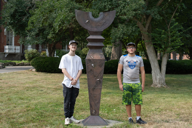 The pair pose with a statue