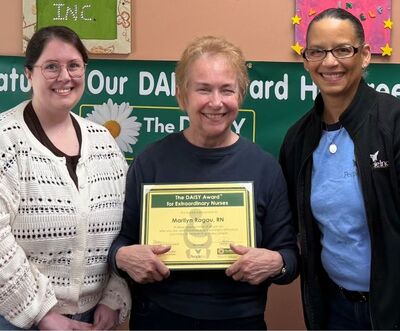 Marilyn Ragu, RN, accepts her DAISY Award®